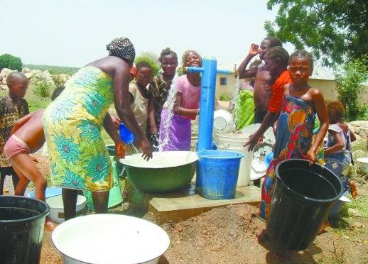 自来水喷涌而出，是非洲最美的风景